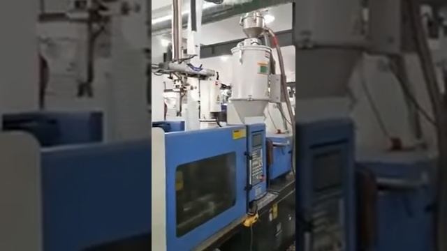 Термопластавтомат с роботом-манипулятором для изготовления пластикового дюбеля. смотреть онлайн