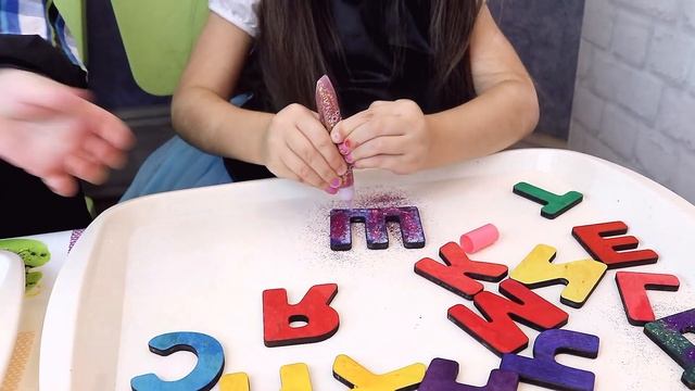 Украшаем деревянные буквы алфавита. Видео для детей. смотреть онлайн