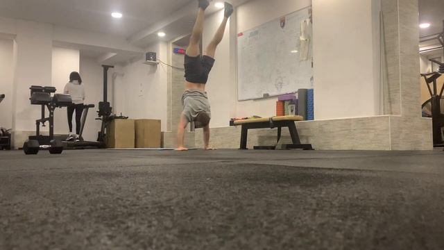 Кувырок Назад С Выходом На Руки И Ходьбой на Руках