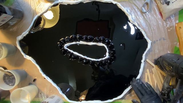 Black and Silver RESIN GEODE TABLE смотреть онлайн