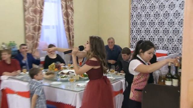 Ведущая Ксения Готовская. Танцевальная разминка с гостями смотреть онлайн