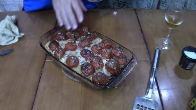 Картошка с луком и помидорами