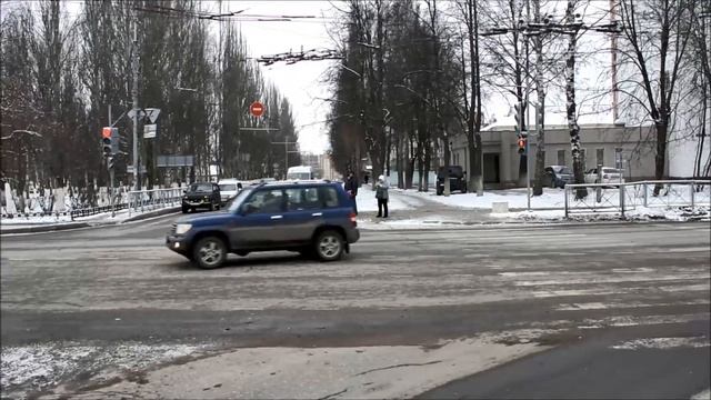Светофор на перекрестке улиц Машиностроителей и Суворова в Йошкар Оле кто едет по правилам смотреть онлайн