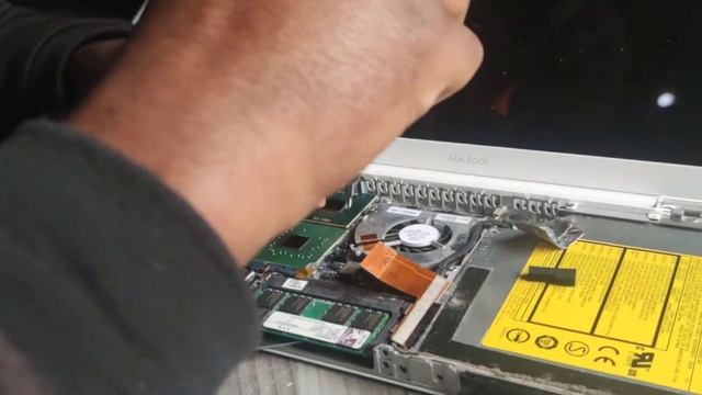 MACBOOK WHITE 2006 , UPGRADE + LIMPEZA + INSTALAÇÃO OSX LION смотреть онлайн