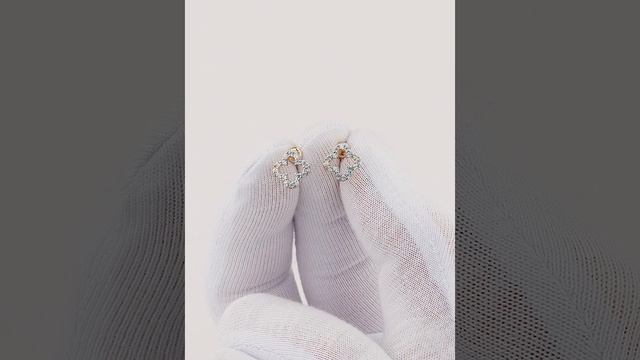 Золотые гвоздики в форме клевера с сияющими фианитами