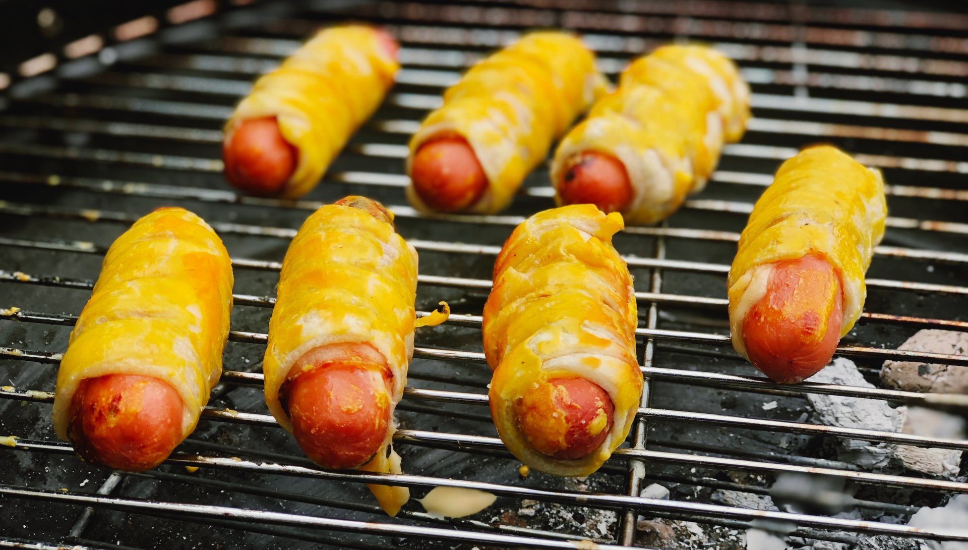 Сосиски с беконом и сыром в тесте