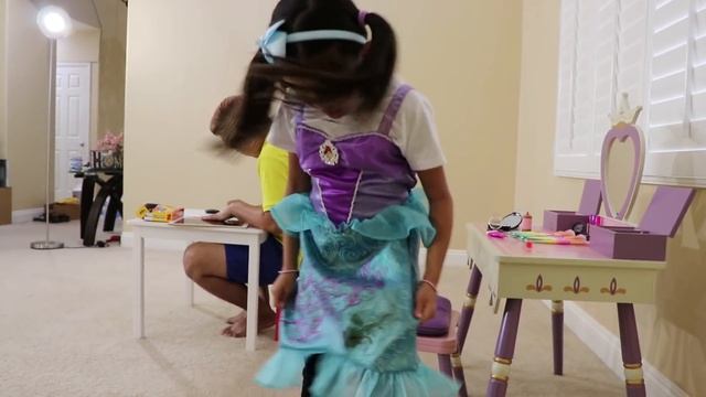 Emma Pretend Play Dress Up Disney Princess Ariel Little Mermaid Tail Makeup Girl Toys смотреть онлайн