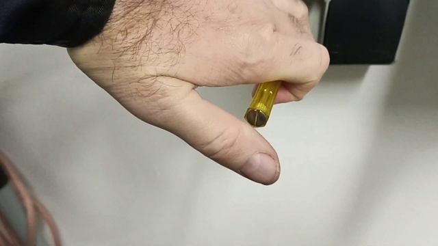 Определение скрытой проводки с помощью индикаторной отвёртки. смотреть онлайн