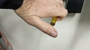 Определение скрытой проводки с помощью индикаторной отвёртки.