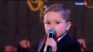 Мальчик поет песню "Я люблю тебя, жизнь!"