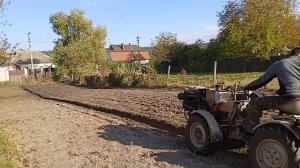 Tz-4k-14 1.9D с плугом в земле едет на холостых. Осенняя пахота на зяб.Чешским мини трактором легко