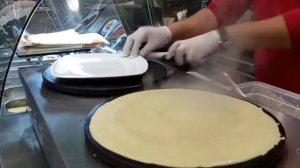 Приготовление тонких блинов на блиннице