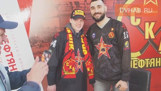 Автограф-сессия с игроками команды "СКА-Нефтяник" смотреть онлайн