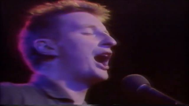 Billy Bragg - Greetings To The New Brunette (Live N. Ireland TV Appearance 1986). смотреть онлайн