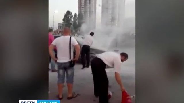 На одной из парковок Ярославля загорелся автомобиль смотреть онлайн