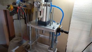 испытание новой настольной  пневматической вертикальной литьевой машины