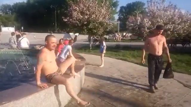 Мужик купается в фонтане в бердском парке смотреть онлайн