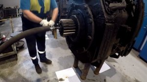 КАК СНИМАЮТ ШЕСТЕРНИ С ТЕПЛОВОЗНЫХ ЭЛЕКТРОДВИГАТЕЛЕЙ!