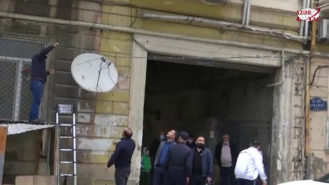 Сильный ветер повалил в Баку 15 деревьев смотреть онлайн