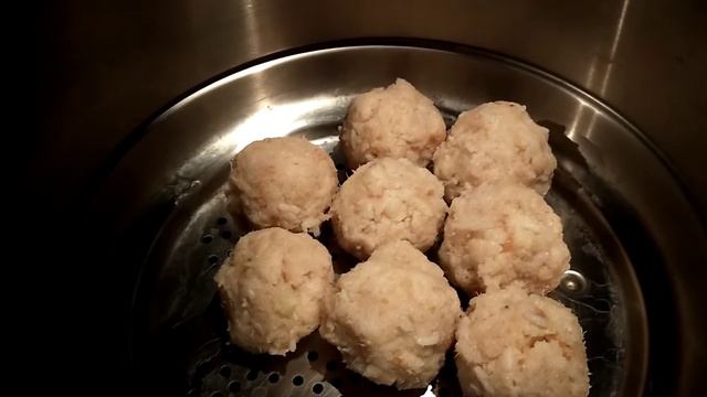 Рыбные тефтели с рисом, сырная лепешка на сковороде (рецепт в описании) смотреть онлайн