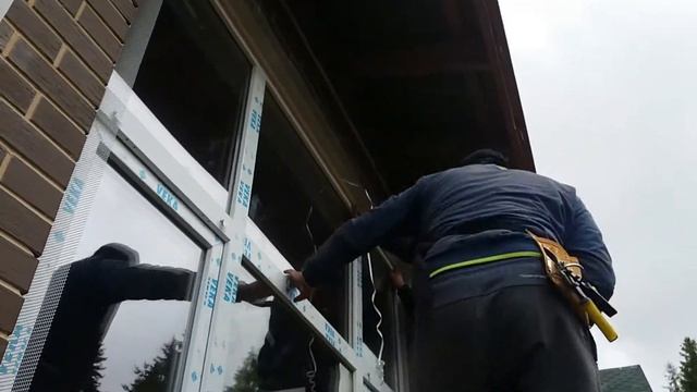 Как правильно приклеить элемент примыкания с сеткой на верхнюю часть окна смотреть онлайн