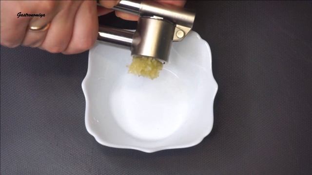 АДЖИКА ОСТРАЯ ИЗ ПОМИДОР! Рецепт аджики на зиму. ОСТОРОЖНО!!! Горит во рту! смотреть онлайн