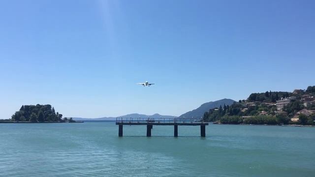 EasyJet A320 landing in Corfu Airport (CFU) смотреть онлайн