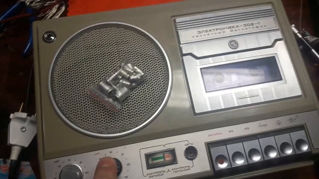 Небольшие подробности по ремонту магнитофона Электроника 302-1 смотреть онлайн