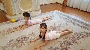 Занятие  балет дома Лиза и Саша