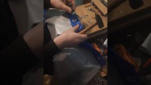 Установка люверсов при помощи 2 болтов, 2 гаек, шайбы и молотка.