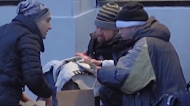 Подарки бездомным ПРОСТО ТАК 7 минут ДОБРОТЫ Русская озвучка смотреть онлайн