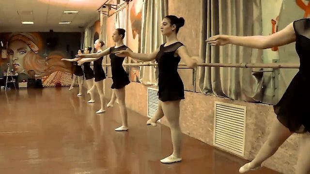 Rond de jambe par terre у станка - классический экзерсис. смотреть онлайн