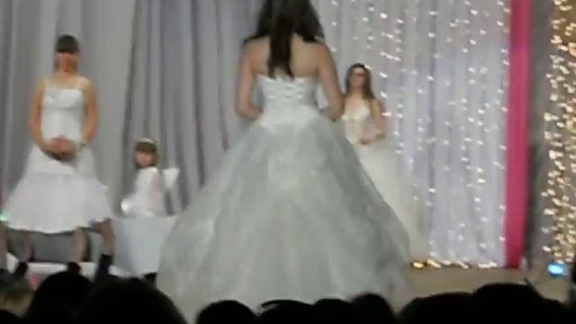Королева Весна 2011 - Дефиле в свадебном платье.AVI смотреть онлайн
