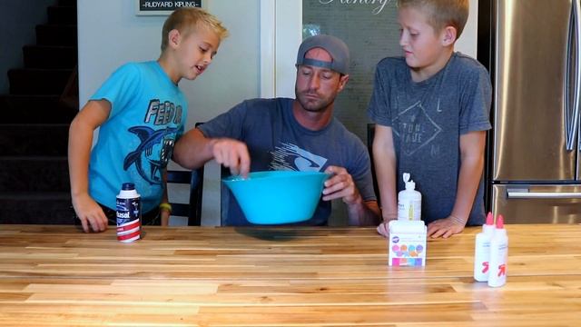 MOM vs DAD Slime Challenge! - First time making SLIME - Howie Roll смотреть онлайн