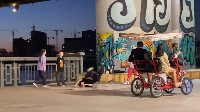 Уличные танцы на набережной Казани… Брейк-данс Казань 2022г. Break dance Russia/Kazan 2022. смотреть онлайн