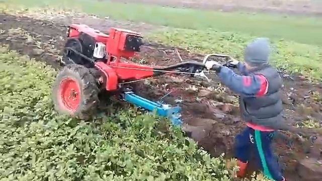 Вспашка огорода тяжёлым мотоблоком. смотреть онлайн