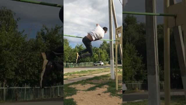 УДИВЛЯЕТ ИСПОЛНЕНИЕМ/ПАРЕНЬ НАРУШАЕТ ЗАКОНЫ ГРАВИТАЦИИ смотреть онлайн