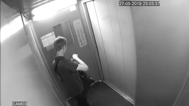 Воришка в лифте прячет деньги смотреть онлайн