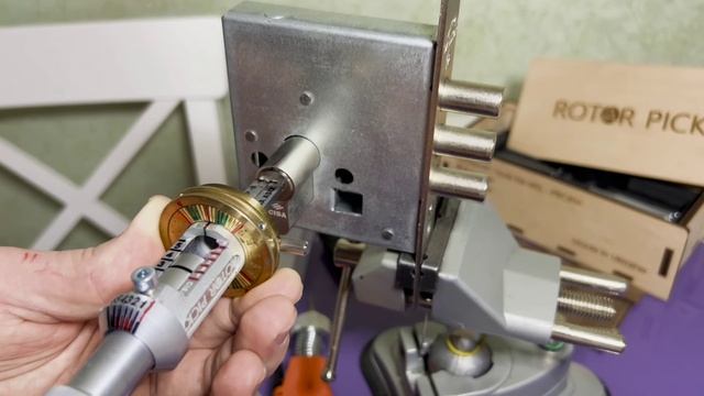 Тест инструмента Rotor pick для вскрытия замков смотреть онлайн