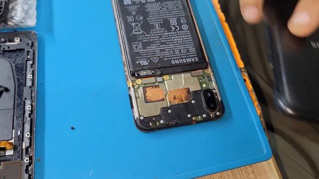 Замена экрана repairing an old Samsung phone screen and replacing the LCD combo смотреть онлайн