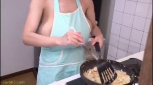 Hitomi Tanaka cooking!