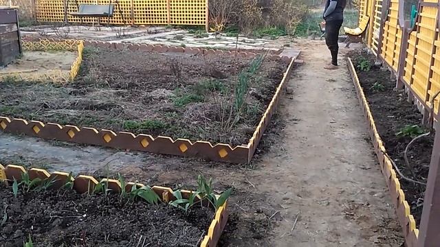 Красивое ограждение клумбы из обрезной доски своими руками. Beautiful flower bed fencing смотреть онлайн
