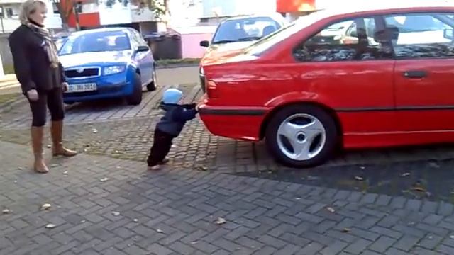 малыш толкает автомобиль смотреть онлайн