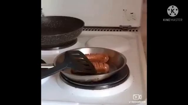 жареные сосиски (спалю квартиру?) смотреть онлайн