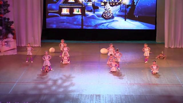 "Танец зимних дворовых забав" на отчетном концерте студии Baby Dance Мира Белишко (4 года) смотреть онлайн