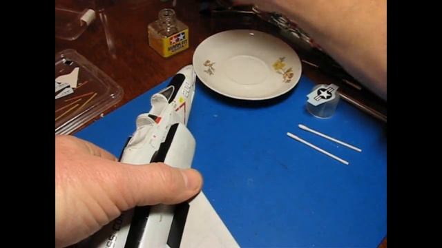 Нанесение декалей. Сборка модели самолета. Часть 10. смотреть онлайн