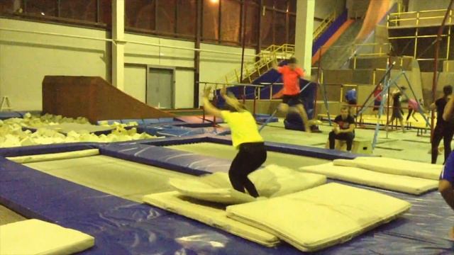 Акробатика на батуте. Уровень Beginner:) смотреть онлайн