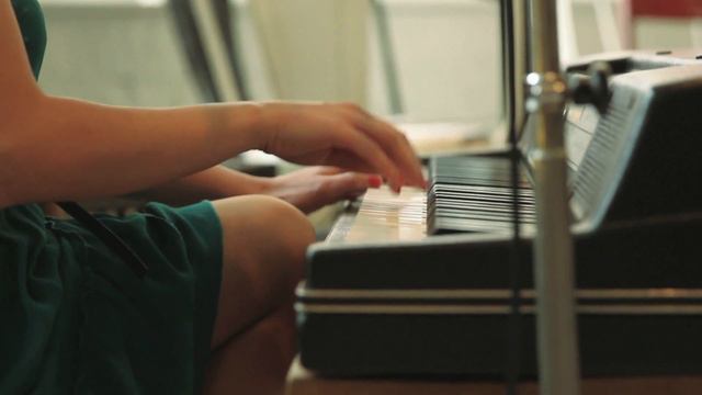 FSHN EN PRIVADO: Alexandra in grey - "Don't Cry" смотреть онлайн