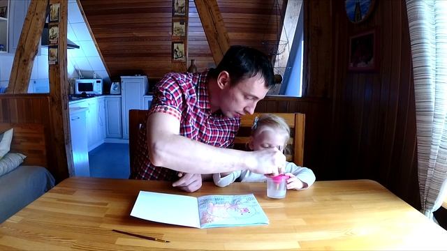 Kira and daddy draw with magic water / Кира и папа рисуют волшебной водой смотреть онлайн