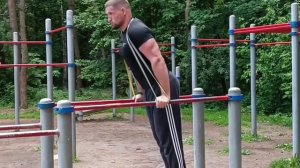 (16) Отжимание на брусьях с резинкой 💪